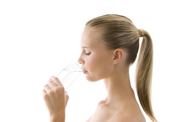 Boire de l'eau pour maigrir à la maison